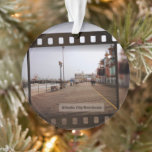 Atlantic City Beach Boardwalk on Film Ornament<br><div class="desc">Atlantic City Beach Boardwalk on Film Hoewel ik vele jaren geleden in NJ ben geboren, was lol, Memorial Day weekend 2010 mijn eerste bezoek aan de beroemde Atlantic City Boardwalk. Ik heb veel verschillende emoties ervaren tijdens het rijden over White Horse Pike, Absecon, NJ richting Atlantic City; opwinding bij het...</div>