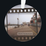 Atlantic City Beach Boardwalk on Film Ornament<br><div class="desc">Atlantic City Beach Boardwalk on Film Hoewel ik vele jaren geleden in NJ ben geboren, was Memorial Day weekend 2010 mijn eerste bezoek aan de beroemde Atlantic City Boardwalk. Ik heb veel verschillende emoties meegemaakt op White Horse Pike, Absecon, NJ naar Atlantic City; opwinding bij het zien van het Jersey...</div>