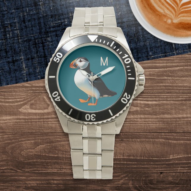 Atlantic Puffin Coastal Wildlife Zee Bird Monogram Horloge (A stylish monogrammed watch with Atlantic puffin picture on an ocean blue background)
