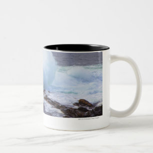 Atlantische oceaangolven kruipen de kust van Maine Tweekleurige Koffiemok