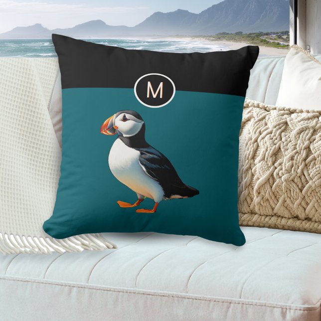 Atlantische papegaaiduiker Kustvogel Wildlife Mono Kussen (A monogrammed pillow with picture of an Atlantic puffin bird on a teal and black background)