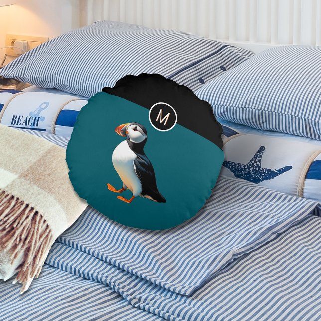 Atlantische papegaaiduiker Ocean Blue Wildlife Mon Rond Kussen (A round pillow in dark ocean blue, with a picture of an Atlantic puffin, and monogram initial)