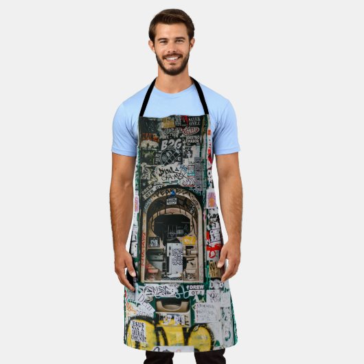 ATM-MACHINE MET GRAFFITI SCHORT (Gedragen)