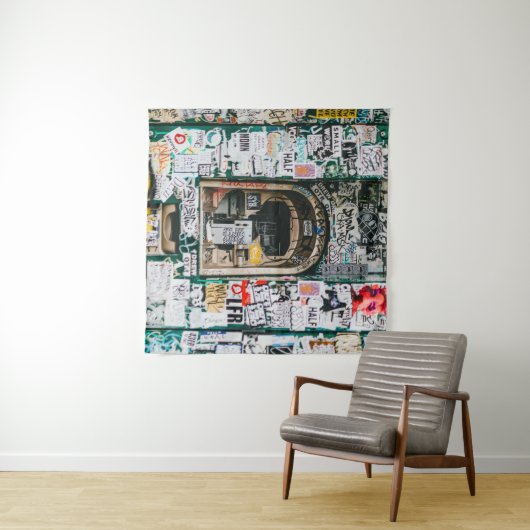 ATM-MACHINE MET GRAFFITI WANDKLEED (In Situ (horizontaal))