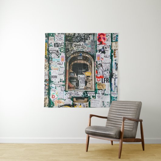 ATM-MACHINE MET GRAFFITI WANDKLEED (In situ)