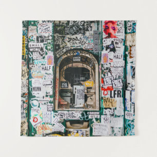 ATM-MACHINE MET GRAFFITI WANDKLEED