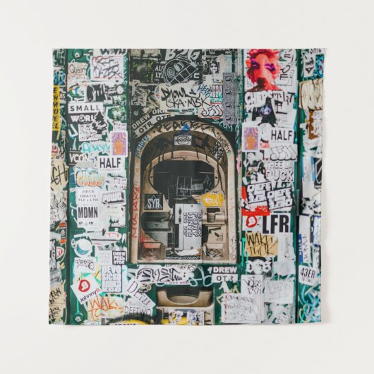 ATM-MACHINE MET GRAFFITI WANDKLEED (Voorkant)