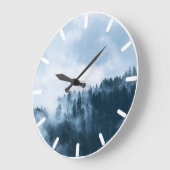 Atmosferische mist boven een bos grote klok (Hoek)