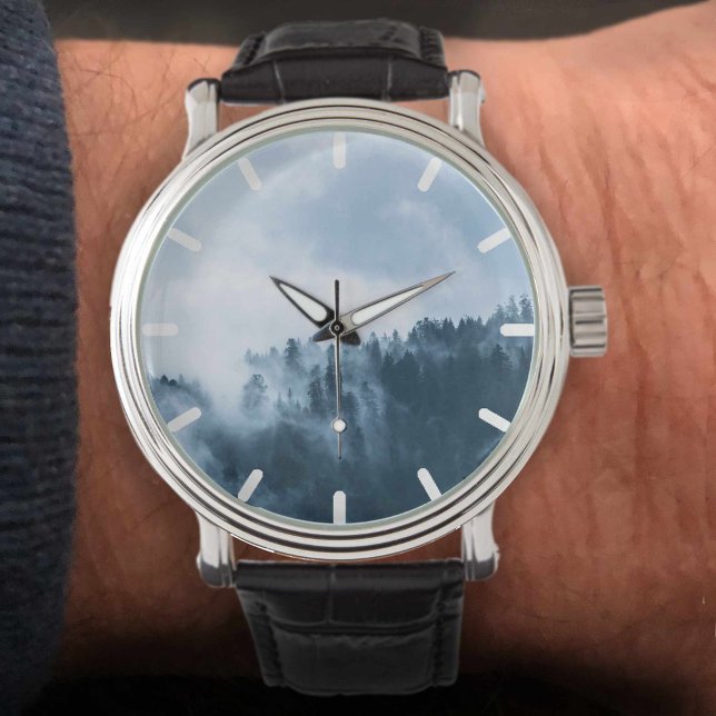 Atmosferische mist boven een bos horloge (Creator heeft geüpload)