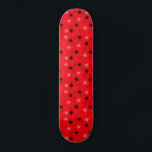 Atomic Red Starbursts Skateboard<br><div class="desc">Dit 'Atomic Red Starbursts Skateboard' heeft alle moderne pret van de keuken van je grootmoeder, min het kleverige linoleum. Het kitschy-ontwerp heeft een rode achtergrond met gouden spiegels en willekeurig geplaatste sterretjes in zwart, en tinten rood en donkerroze. Dit geïnspireerde patroon is stijlvol en retro genoeg om klassiek te zijn....</div>
