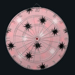 Atomic roze Starbursts Dartboard Dartbord<br><div class="desc">Deze 'Atomic Pink Starbursts' Dartboard heeft alle moderne pret van de keuken van je grootmoeder, min het kleverige linoleum. Het kitschy-ontwerp is voorzien van een roze achtergrond met gouden spiegels en willekeurig geplaatste sterrenbeelden in zwart en twee roze tinten. Dit geïnspireerde patroon is stijlvol en retro genoeg om klassiek te...</div>