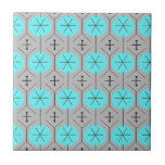 Atomic Turquoise Stippen keramische teile Tegeltje<br><div class="desc">Dit atoomturquoise Stippen patroonkeramische tegels heeft al het moderne pret uit de midden eeuw van de keuken van je grootmoeder, min het kleverige linoleum. Het is een gedeconstrueerde blik op sneeuwvlokken. Het kitschy-ontwerp is voorzien van een grijze achtergrond met gelijkmatig herhalende zwarte lijnen en turquoise-stippen. Dit geïnspireerde patroon is stijlvol...</div>