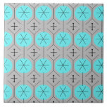 Atomic Turquoise Stippen keramische teile Tegeltje<br><div class="desc">Deze atoomturkooispannen met keramische Stippen hebben al het midden eeuwse moderne plezier van de keuken van je grootmoeder, min het kleverige linoleum. Het is een gedeconstrueerde blik op sneeuwvlokken. Het kitschy-ontwerp is voorzien van een grijze achtergrond met gelijkmatig herhalende zwarte lijnen en turquoise-stippen. Dit geïnspireerde patroon is stijlvol en retro...</div>