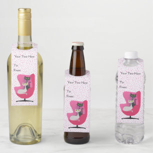 Atoomkatten in roze stoel met stippen op wit flessenhanger