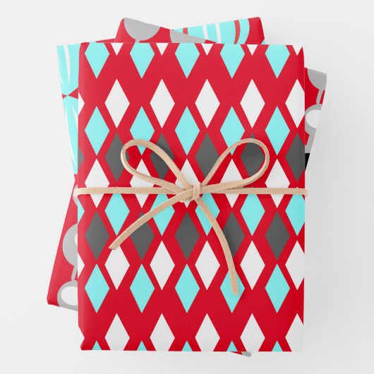 atoompatronen uit de middeleeuwen op het rood inpakpapier vel (In situ)