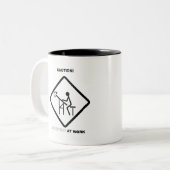 Attentie-architect op het werk tweekleurige koffiemok (Voorkant links)