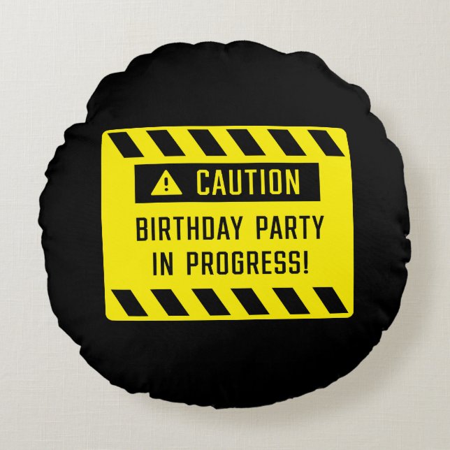Attentie verjaardagsfeestje in uitvoering Teken Rond Kussen (Voorkant)