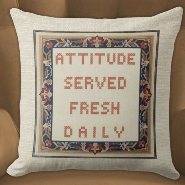 Attitude geserveerd verse dagelijkse grappige faux kussen (Attitude Served Fresh Daily Funny Witty Faux Needlepoint Pillow Neutral Colors Beige Background)