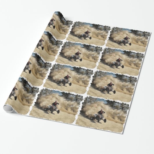 ATV op Dirt Road in Dust Cloud met Edges Cadeaupapier (Uitgerold)