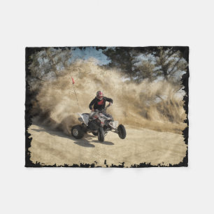 ATV op Dirt Road in Dust Cloud met Edges Fleece Deken