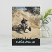 ATV op Dirt Road in Dust Cloud met Edges Kaart (Staand voorkant)