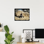 ATV op Dirt Road in Dust Cloud met Edges Poster (Thuiskantoor)