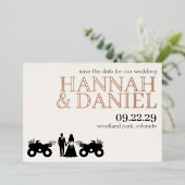 ATV Paar bruiloft Sla de datum op Folie Uitnodiging (Staand Voorkant)