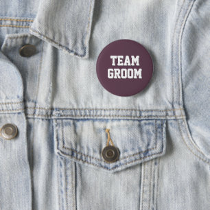 Aubergine Atletiek Letters Team Verzorging Ronde Button 5,7 Cm