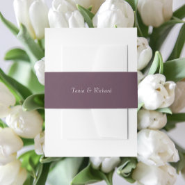 Aubergine eenvoudige gestileerde naam bruiloft uitnodigingen wikkel