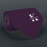 Aubergine | Elegant monogram   naam |eenzijdig Stropdas<br><div class="desc">Een elegante tweezijdige stropdas met een gewaagd wit monogram over een paarse achtergrond van aubergines. Bovenop dit monogram staat je voor- of achternaam in alle hoofdletters. Als u de voorkeur geeft aan een stoutmoediger zoeken naar de persoonlijke naam in de grote letter kunt u het volgende doen: Gebruik de functie...</div>