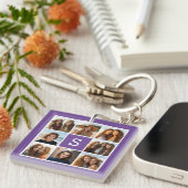 Aubergine en Wit Fotocollage Aangepast Monogram Sleutelhanger (Voorkant Rechts)