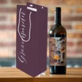 Aubergine gestileerde script bruiloft bruidsman wijn cadeautas