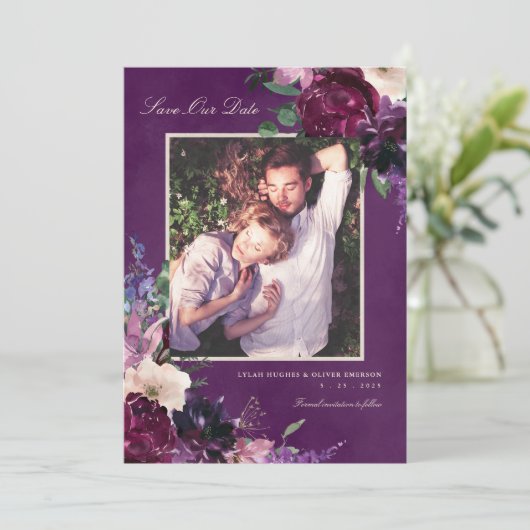 Aubergine Paarse Bloemen Foto Sla Onze Datum Op Aankondiging (Staand voorkant)