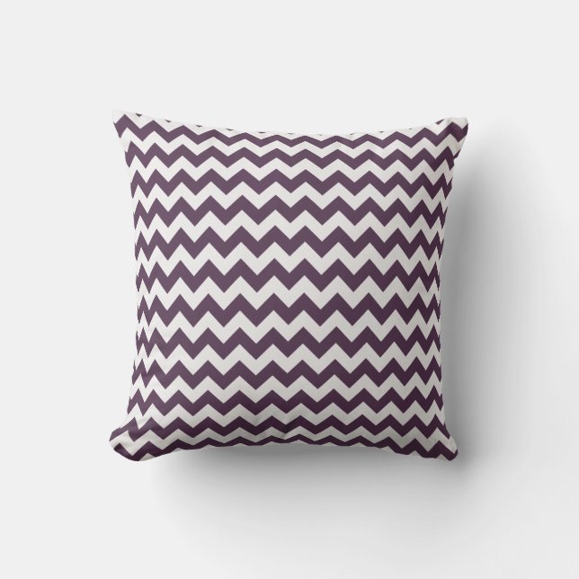 Aubergine Paarse Chevron; zig zag Kussen (Voorkant)