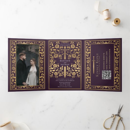 Aubergine Royal Medieval Sword Wedding QR Code Drieluik Uitnodiging (Binnen)
