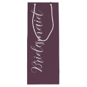 Aubergine Stijlvolle Script Trouw Bruidsmeisje Wijn Cadeautas (Achterkant)
