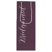 Aubergine Stijlvolle Script Trouw Bruidsmeisje Wijn Cadeautas (Voorkant)