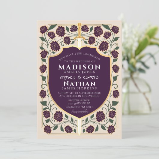 Aubergine Zwaard Schild Fantasy Wedding QR Code Kaart (Staand voorkant)