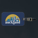 Auckland New Zealand  City Skyline Bagagelabel<br><div class="desc">en retro-stadsplan met prachtige skyline, toeristische attractie en cityscape art. Koelwolkenkrabber en bouwartikelen voor silhouette-illustratie voor toeristen en reizigers. Perfect als souvenir om terug naar huis te brengen wanneer je op reis bent. Bespaar de herinnering aan uw reis en vakantie met familie en vrienden. De achtergrondkleur kan aan uw gewenste...</div>