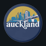Auckland New Zealand  City Skyline Magneet<br><div class="desc">en retro-stadsplan met prachtige skyline, toeristische attractie en cityscape art. Koelwolkenkrabber en bouwartikelen voor silhouette-illustratie voor toeristen en reizigers. Perfect als souvenir om terug naar huis te brengen wanneer je over de hele wereld reist. Bespaar de herinnering aan uw reis en vakantie met familie en vrienden. De achtergrondkleur kan aan...</div>