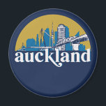 Auckland New Zealand  City Skyline Magneet<br><div class="desc">en retro-stadsplan met prachtige skyline, toeristische attractie en cityscape art. Koelwolkenkrabber en bouwartikelen voor silhouette-illustratie voor toeristen en reizigers. Perfect als souvenir om terug naar huis te brengen wanneer je over de hele wereld reist. Bespaar de herinnering aan uw reis en vakantie met familie en vrienden. De achtergrondkleur kan aan...</div>