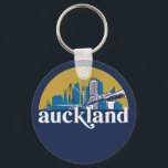 Auckland New Zealand  City Skyline Sleutelhanger<br><div class="desc">en retro-stadsplan met prachtige skyline, toeristische attractie en cityscape art. Koelwolkenkrabber en bouwartikelen voor silhouette-illustratie voor toeristen en reizigers. Perfect als souvenir om terug naar huis te brengen wanneer je over de wereld reist. Bespaar de herinnering aan uw reis en vakantie met familie en vrienden. De achtergrondkleur kan aan uw...</div>