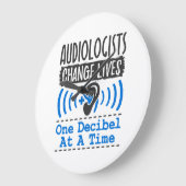 Audiologen veranderen tegelijk één decibel grote klok (Hoek)