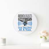 Audiologen veranderen tegelijk één decibel grote klok (Huis)