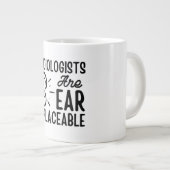 Audiologen zijn goed vervangbaar, grappige audiolo grote koffiekop (Voorkant rechts)