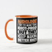 Audioloog I Probeer Dingen Grappig Te Maken Uitspr Mok (Links)