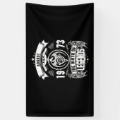 August Gift | 1973 De geboorte van de legendes Spandoek (Verticaal)