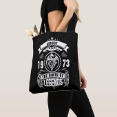 August Gift | 1973 De geboorte van de legendes Tote Bag (Dichtbij)