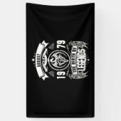 August Gift | 1979 De geboorte van de legendes Spandoek (Verticaal)