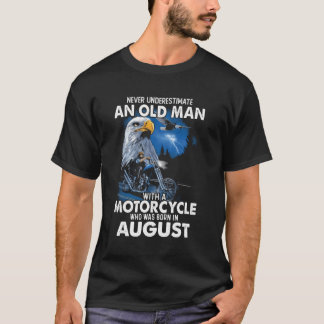 August onderschat nooit een oud Man met een motor T-shirt